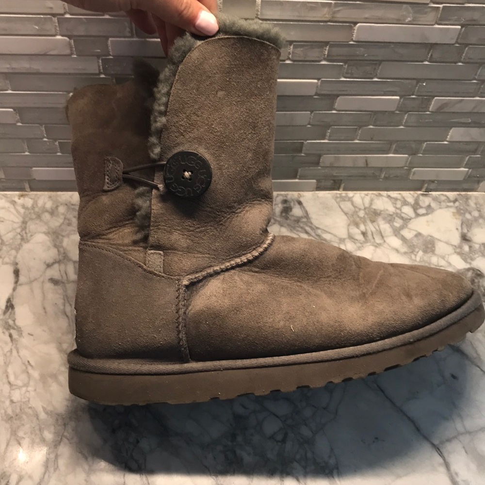 Short uggs in grey with button on side